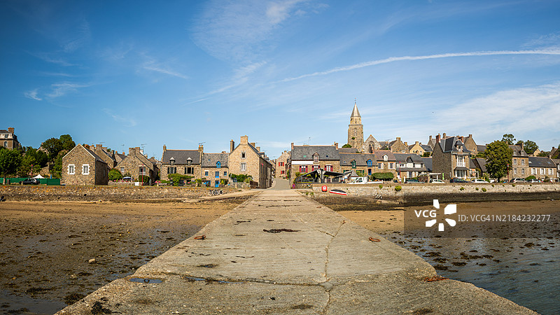 圣苏利亚克村的全景（Saint Suliac），白色沙滩，传统的布列塔尼花岗岩房屋，教堂的钟楼，咖啡馆露台沿岸的码头，以及混凝土码头，伊勒-维莱讷省 - 布列塔尼（Brittany） - 法国。图片素材