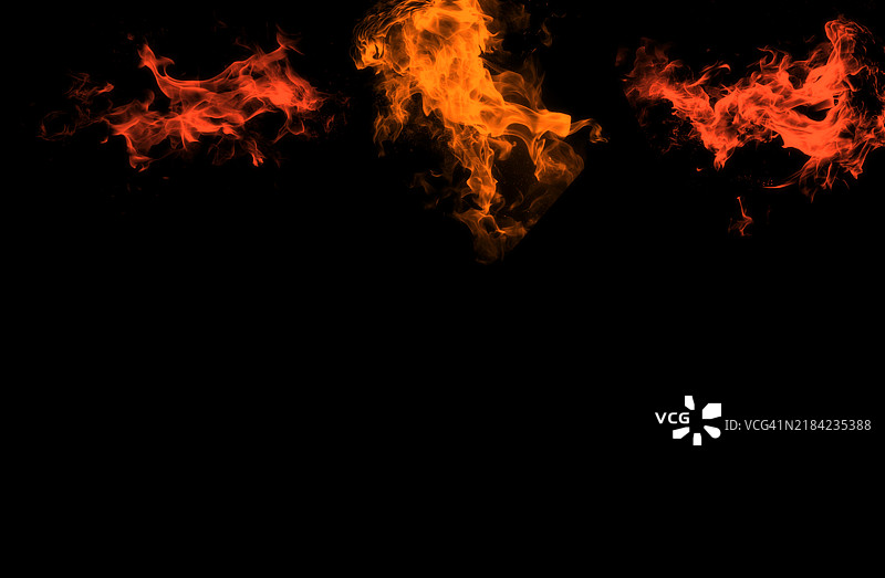 黑色背景上的火焰特写图片素材