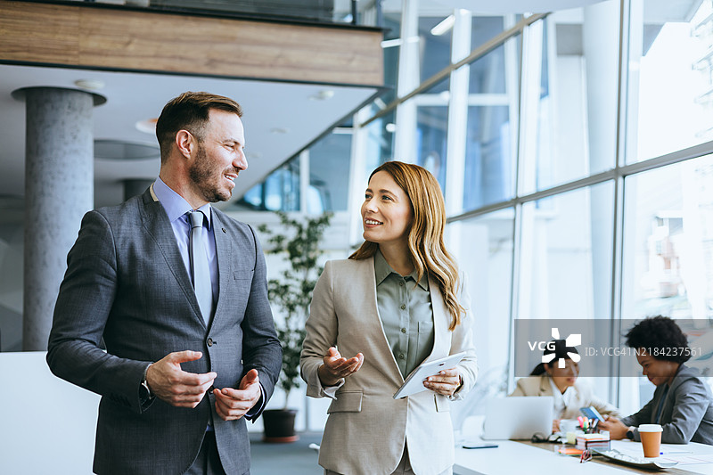 员工在商务会议上讨论想法图片素材