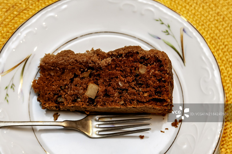 俯视图。近距离拍摄的肉桂蛋糕切片，里面夹杂着各种坚果。图片素材