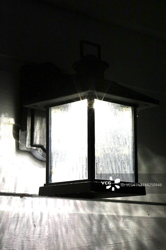 明亮的灯光安装在外墙上图片素材