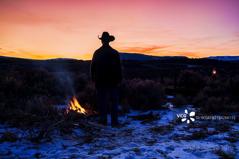 牛仔营地，牛仔在山间生火图片素材