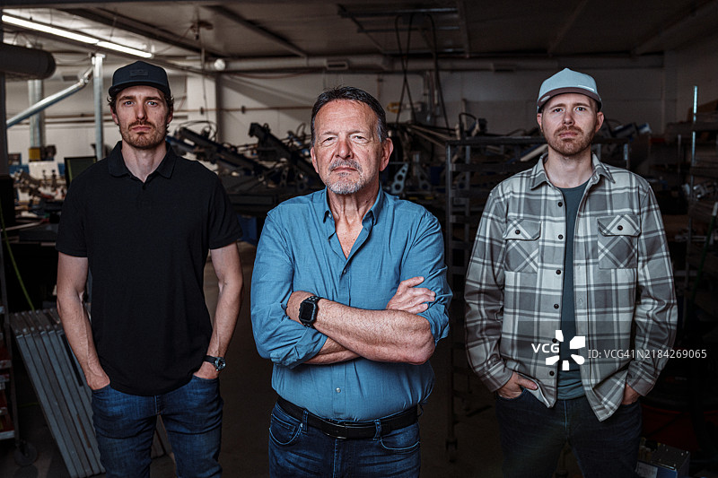 自豪的制造业企业主在工厂内图片素材