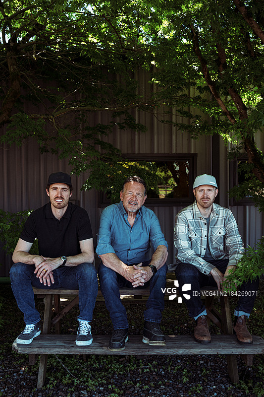 企业家与成年儿子在仓库外图片素材