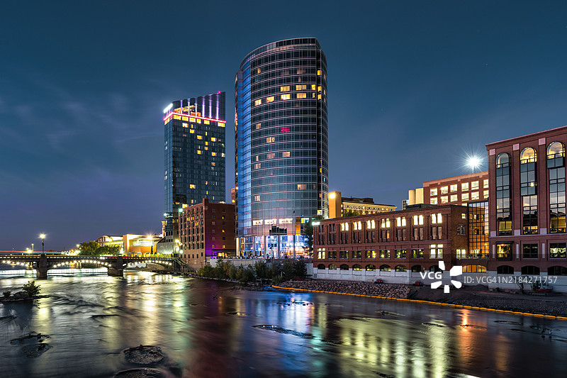 美国密歇根州大急流城夜景天际线图片素材