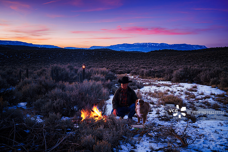 牛仔营地，牛仔在山间生火图片素材