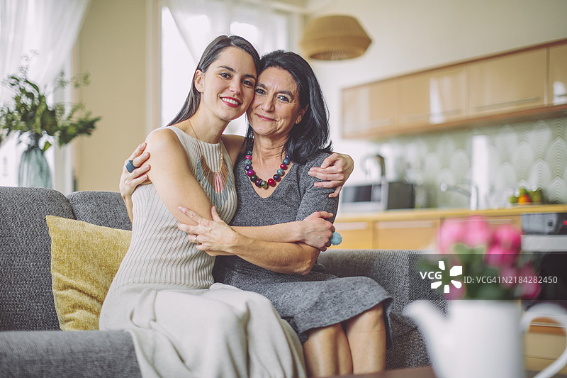 母亲和女儿正在制作清单图片素材