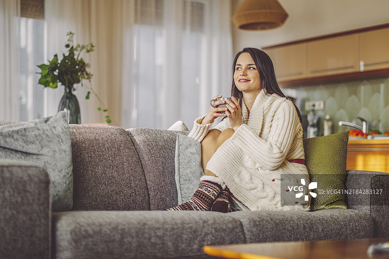 年轻女性在家中图片素材