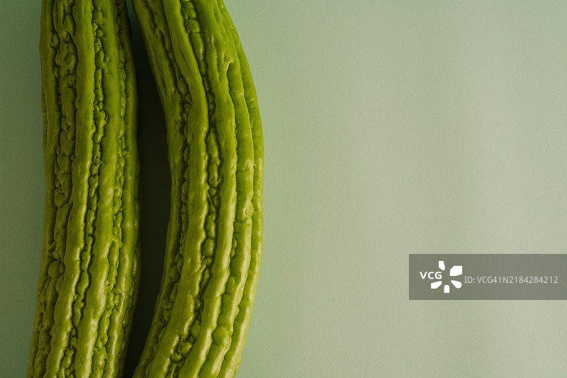 新鲜苦瓜特写：一种绿色热带超级食品图片素材