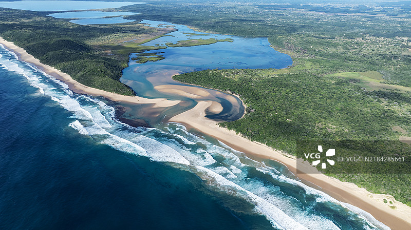 美丽的科西湾河口和湖泊的鸟瞰图，展示了夸祖鲁-纳塔尔省马普塔兰地区古老的编织鱼网。图片素材