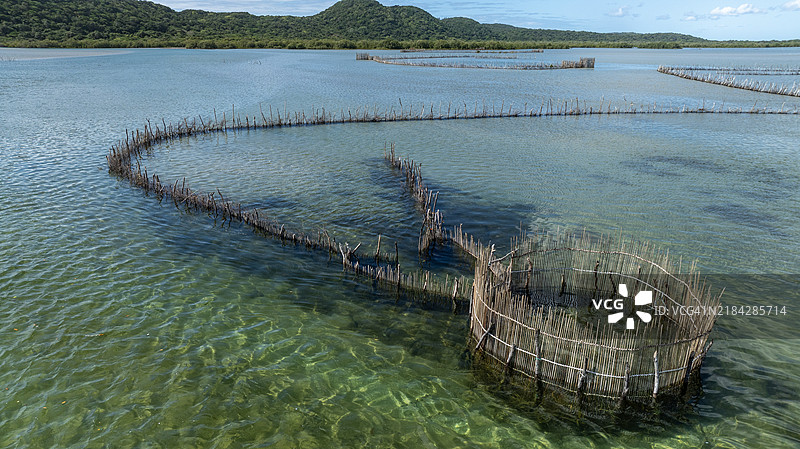 科祖鲁-纳塔尔省马普塔兰地区科西湾河口的古老编织传统鱼网的航拍特写视图图片素材