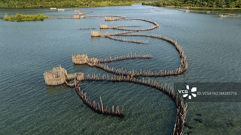 科苏湾河口，夸祖鲁-纳塔尔地区的古老编织传统鱼网的鸟瞰图图片素材