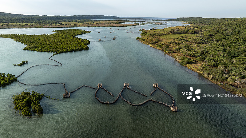 科西湾河口和湖泊中大量传统古老编织的鱼网的鸟瞰图，位于夸祖鲁-纳塔尔省的马普塔兰地区。图片素材