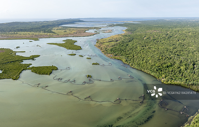 科西湾河口和湖泊中大量传统古老编织的鱼网的鸟瞰图，位于夸祖鲁-纳塔尔省的马普塔兰地区。图片素材