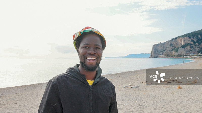 海滩上的时尚男士肖像图片素材