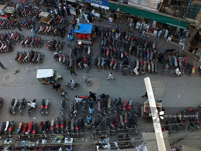 钟楼周围的傍晚时光图片素材