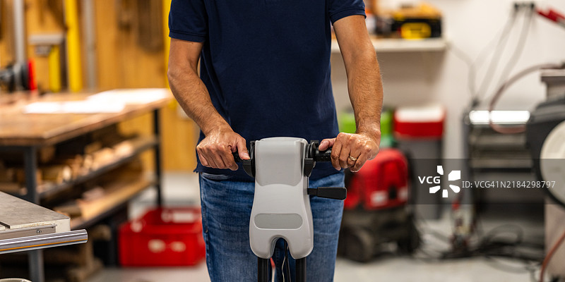 维修工在车间操作地面清洁机图片素材