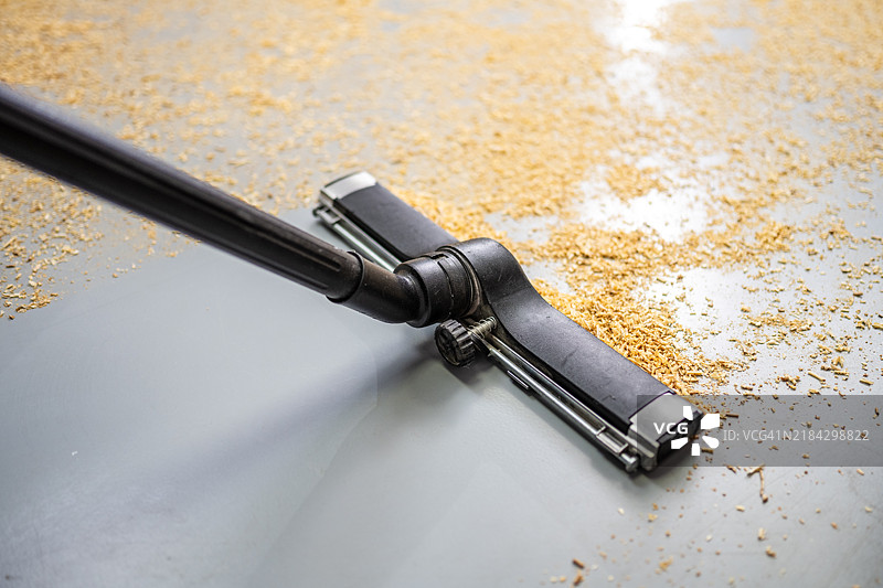 车间内正在使用的吸尘器图片素材