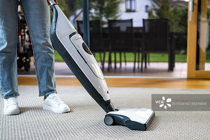 使用吸尘器清洁家居的人图片素材