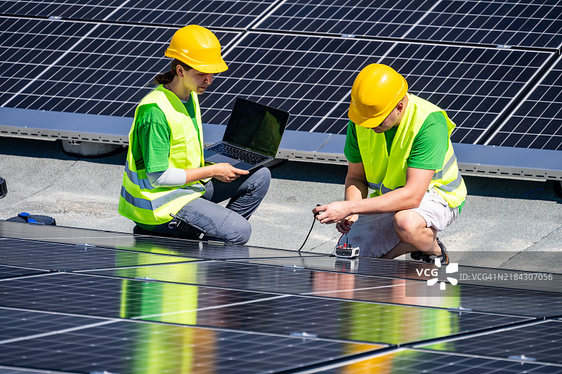技术团队进行太阳能电池板安装图片素材