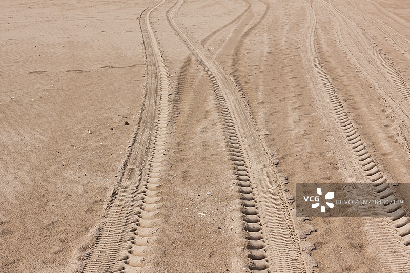 沙滩上的轮胎印图片素材