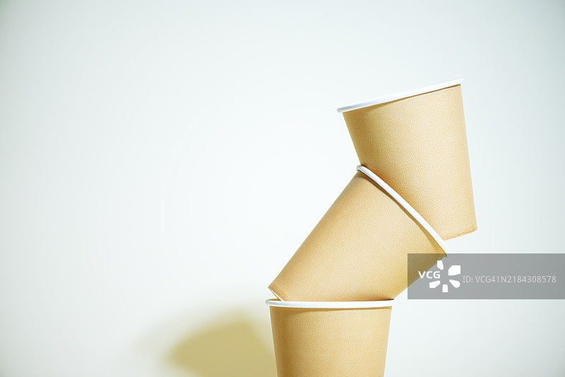 正面视图 一组环保纸杯用于咖啡，背景为灰色。零废弃、无塑料概念。可持续生活方式。图片素材