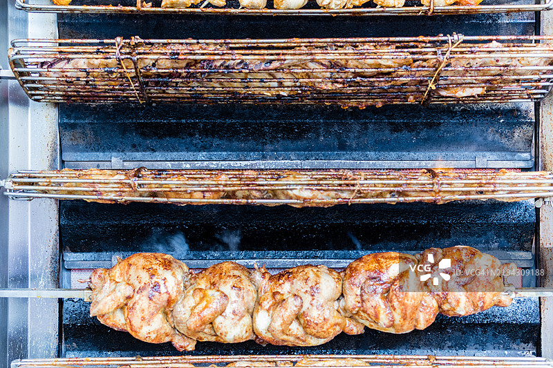 餐厅里正在烤鸡肉图片素材