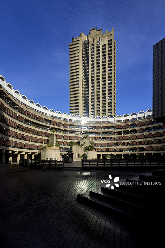 伦敦巴比肯住宅建筑群位于伦敦市图片素材