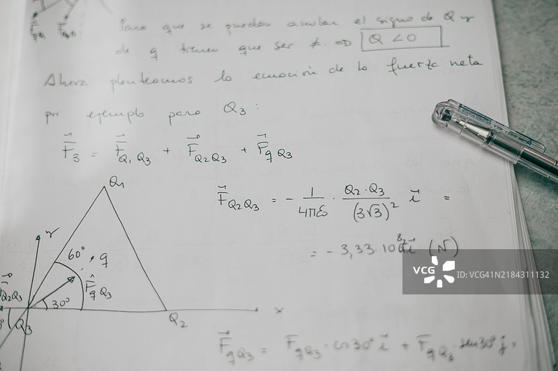 物理学生的笔记散落在桌子或工作区上。这些笔记是手写的，包含整齐排列的方程式、图表和详细的解释，还有一些关于物理概念（如力、运动和波动）的草图。图片素材
