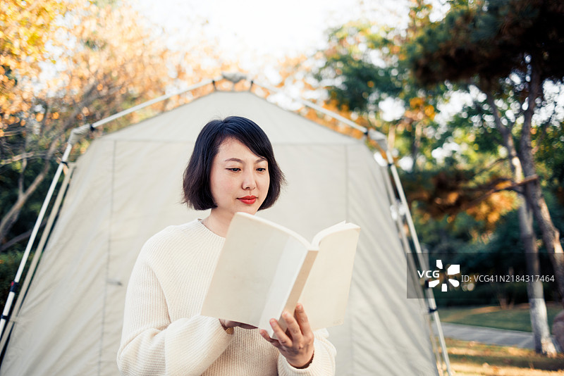 快乐放松的祖母在悠闲地阅读一本书图片素材