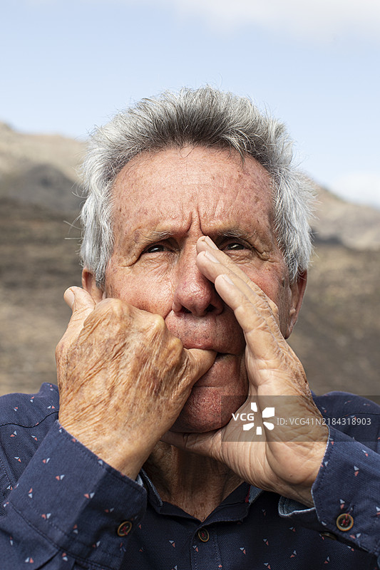 在西班牙加那利群岛的拉戈梅拉，一名男子正在表演口哨技巧。图片素材