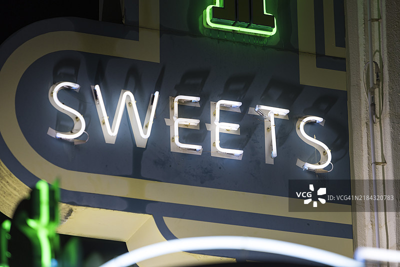 复古建筑外立面上的霓虹糖果招牌夜景图片素材