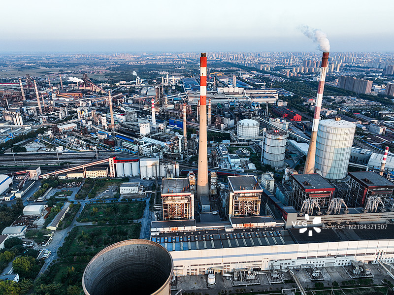 电厂的航拍照片，燃煤电厂的烟囱和巨型冷却塔图片素材