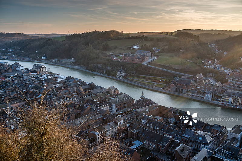 日落时分的迪南鸟瞰图图片素材