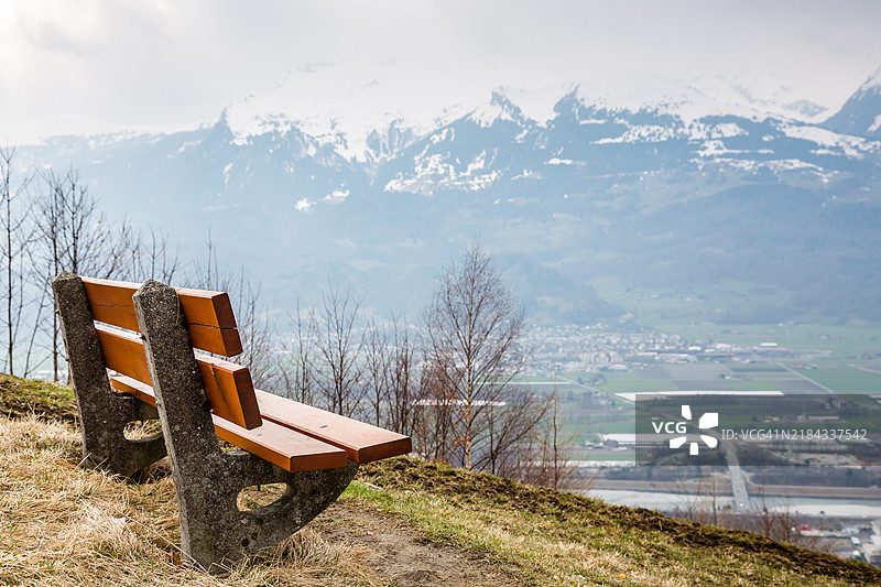 阿尔卑斯山脚下俯瞰列支敦士登的长椅图片素材