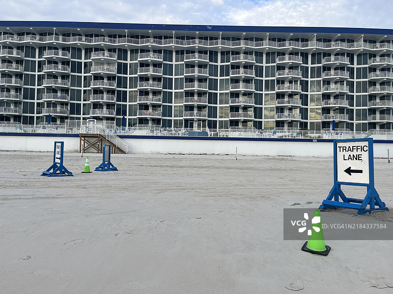 海滩上的行车道，交通标志指引车道方向图片素材