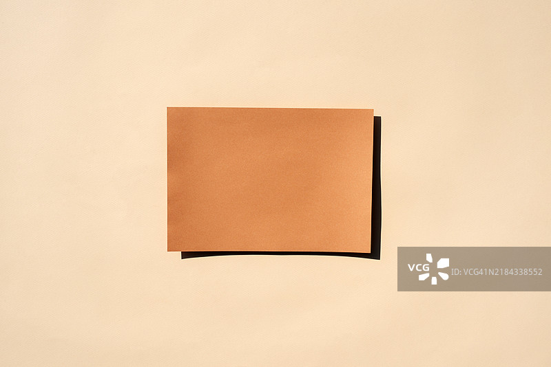 时尚硬光的文具套装。带有硬光和阴影的空白卡片风格样机。待办事项清单，贺卡。生态概念。自然背景。图片素材