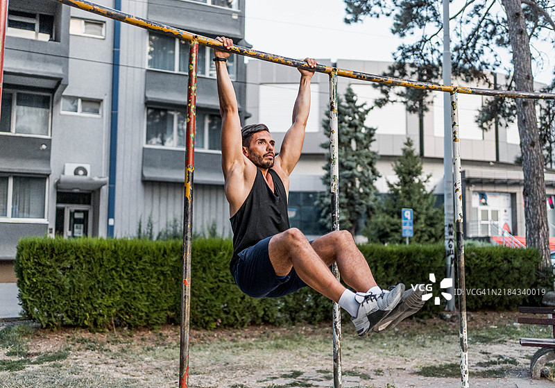 健身男士在休闲公园锻炼图片素材