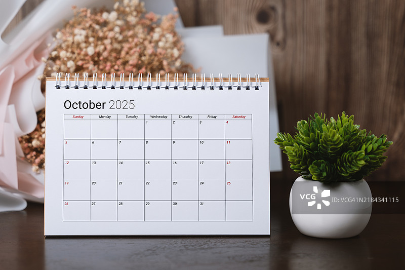 2025年10月桌面日历，配有干花和盆栽植物图片素材