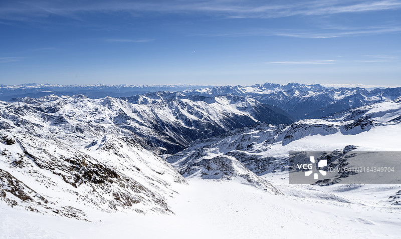 冬季雪覆盖的山脉全景,Fürkeleferner冰川,马特尔谷的景色,通往Monte Cevedale的攀登,奥尔特勒阿尔卑斯山,芬施高谷,意大利,欧洲图片素材