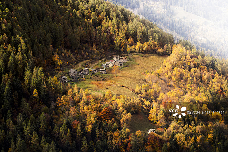 秋天色彩中的小村庄。图片素材