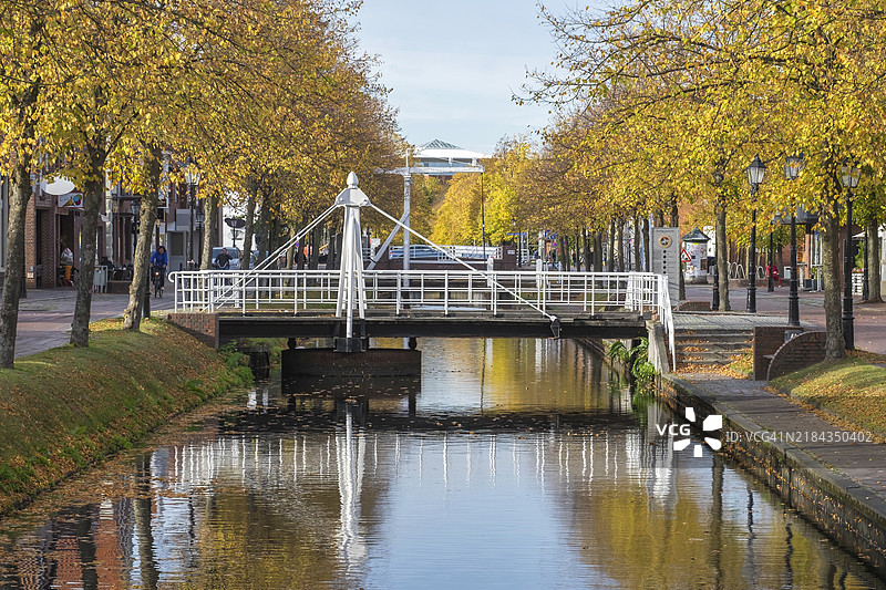 德国下萨克森州埃姆斯兰帕彭堡的主运河上的桥梁图片素材