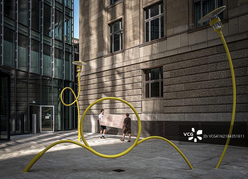 街灯，现代灯具设计位于德国黑森州法兰克福的一座办公大楼前，欧洲图片素材