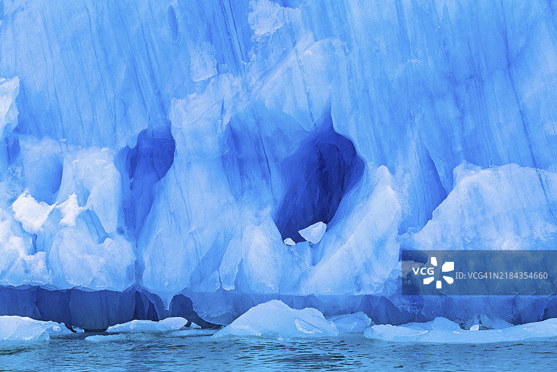 阿尔卑斯海冰川上的冰墙，呈现出绿松石色和洞穴，位于挪威斯匹茨卑尔根，斯瓦尔巴群岛，欧洲图片素材