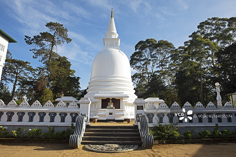 斯里兰卡中央省努瓦拉埃利亚国际佛教中心寺庙的查亚提佛塔图片素材