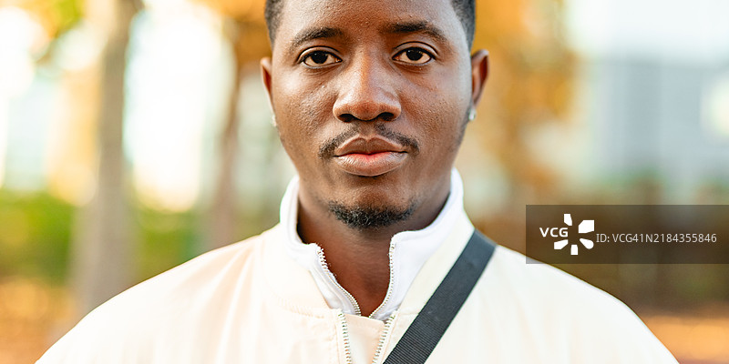 户外男性肖像图片素材