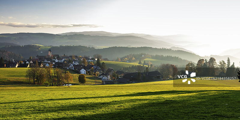 黄昏时分的村庄，背景是费尔德贝格，秋季氛围，圣马尔根，黑森林，巴登-符腾堡，德国，欧洲图片素材