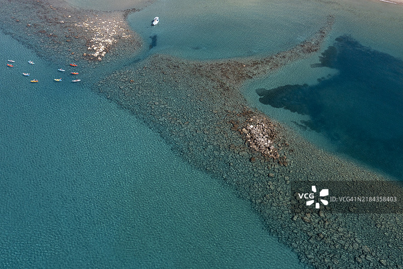塞浦路斯利马索尔海湾的碧绿色海水与皮划艇划手图片素材