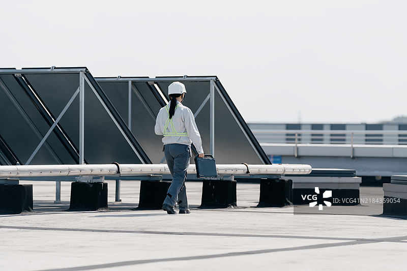 一名工程师正在太阳能热水站工作图片素材