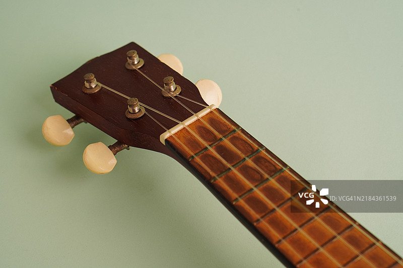 尤克里里琴头和弦线特写图片素材